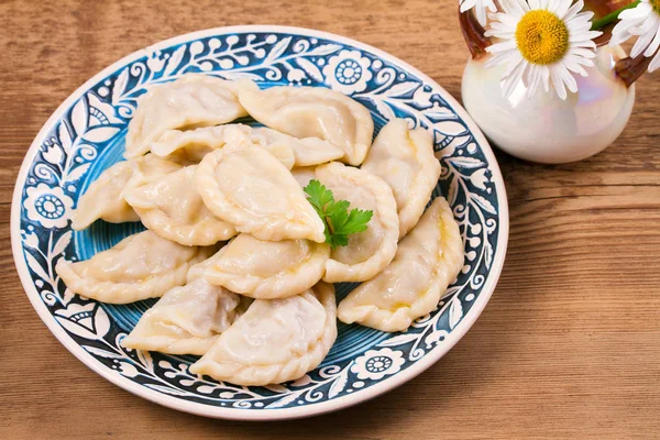 Dumplings, gevuld met rundvlees. Varenyky, Varik, pierogi, pyrohy - populair gerecht in Oost-Europa — Stockfoto