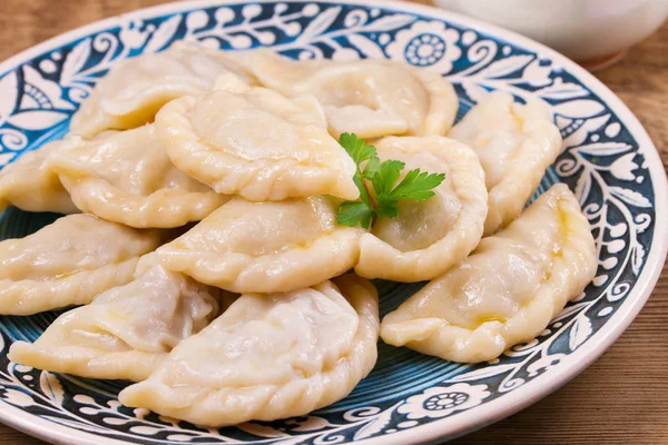 Köfte, sığır eti ile dolu. Varenyky, vareniki, pierogi, pyrohy - Doğu Avrupa'nın popüler çanak