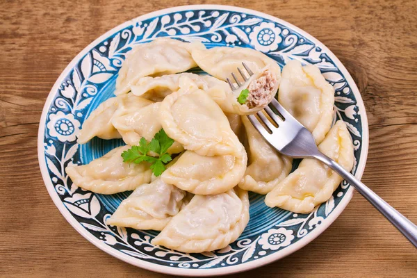 Dumplings, gevuld met rundvlees. Varenyky, Varik, pierogi, pyrohy - populair gerecht in Oost-Europa — Stockfoto