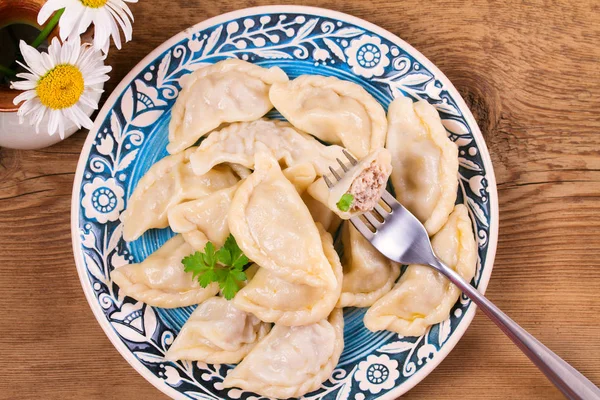 Dumplings, gevuld met rundvlees. Varenyky, Varik, pierogi, pyrohy - populair gerecht in Oost-Europa — Stockfoto