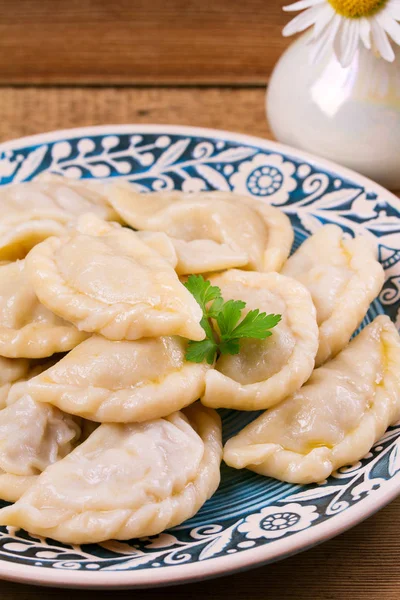 Dumplings, gevuld met rundvlees. Varenyky, Varik, pierogi, pyrohy - populair gerecht in Oost-Europa — Stockfoto