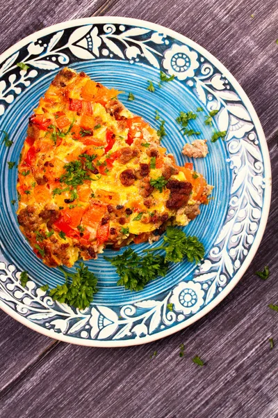 Frittata - plato hecho con huevos batidos fritos, calabaza (o calabaza de mantequilla), salchicha y pimiento rojo — Foto de Stock