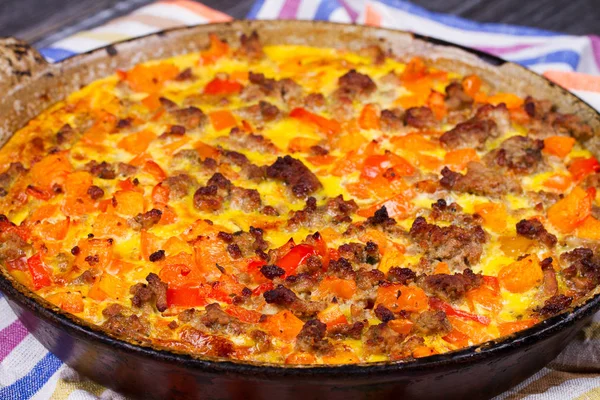 Frittata - plato hecho con huevos batidos fritos, calabaza (o calabaza de mantequilla), salchicha y pimiento rojo — Foto de Stock