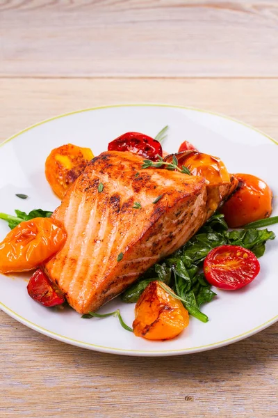 Ispanak, domates ve otlar ile Somon fileto