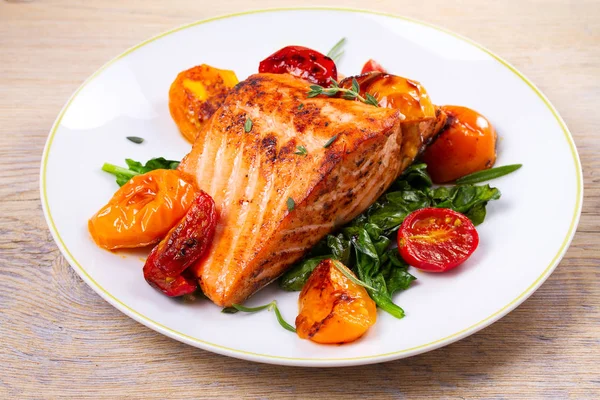 Salmon fillet with spinach, tomatoes and herbs — Stock Photo, Image