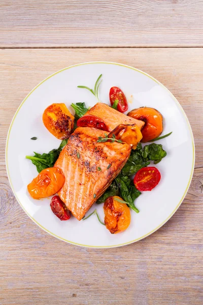 Ispanak, domates ve otlar ile Somon fileto