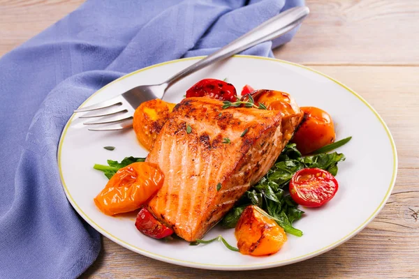 Ispanak, domates ve otlar ile Somon fileto