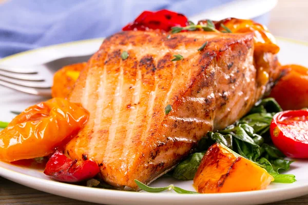 Salmon fillet with spinach, tomatoes and herbs — Stock Photo, Image