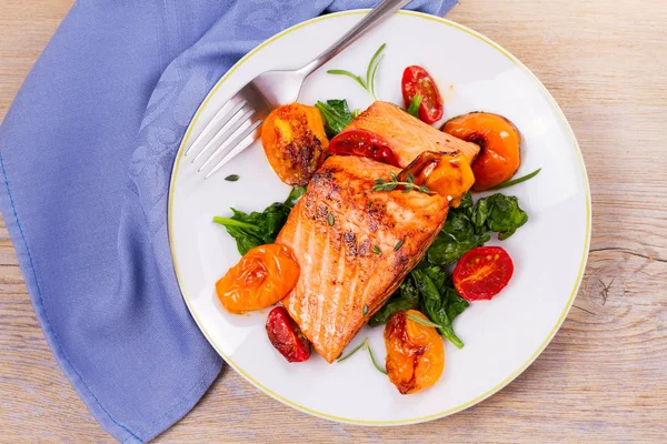 Ispanak, domates ve otlar ile Somon fileto