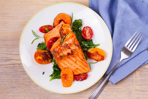 Ispanak, domates ve otlar ile Somon fileto