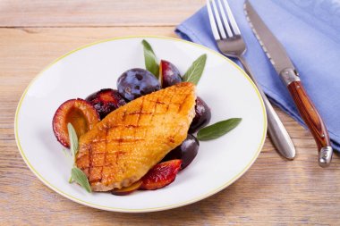 Ördek göğsü Erik ve adaçayı ile