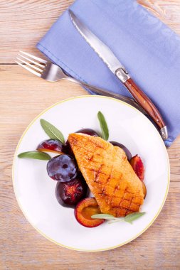 Ördek göğsü Erik ve adaçayı ile