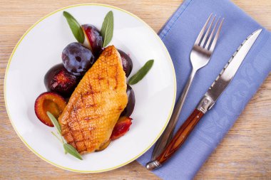 Ördek göğsü Erik ve adaçayı ile