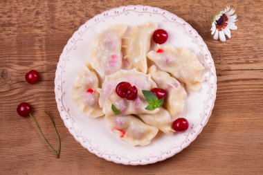 Köfte, kiraz ile dolu. Varenyky, vareniki, pierogi, pyrohy - Doğu Avrupa'nın popüler çanak