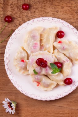 Köfte, kiraz ile dolu. Varenyky, vareniki, pierogi, pyrohy - Doğu Avrupa'nın popüler çanak