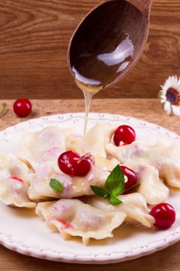 Köfte, kiraz ile dolu. Varenyky, vareniki, pierogi, pyrohy - Doğu Avrupa'nın popüler çanak