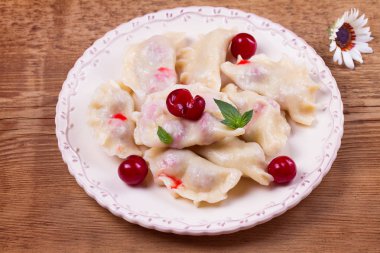 Köfte, kiraz ile dolu. Varenyky, vareniki, pierogi, pyrohy - Doğu Avrupa'nın popüler çanak