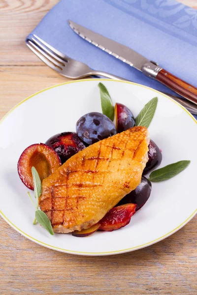 Ördek göğsü Erik ve adaçayı ile