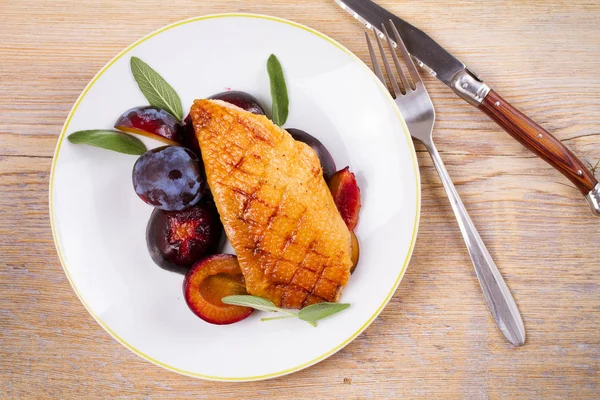 Ördek göğsü Erik ve adaçayı ile