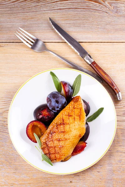 Ördek göğsü Erik ve adaçayı ile