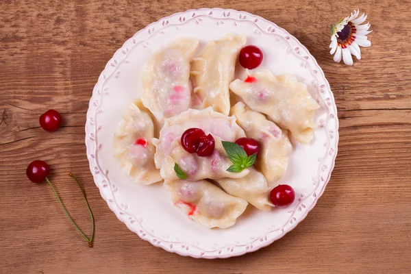 Köfte, kiraz ile dolu. Varenyky, vareniki, pierogi, pyrohy - Doğu Avrupa'nın popüler çanak