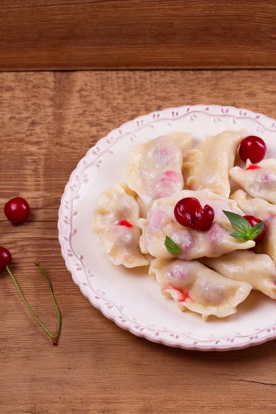 Köfte, kiraz ile dolu. Varenyky, vareniki, pierogi, pyrohy - Doğu Avrupa'nın popüler çanak — Stok fotoğraf