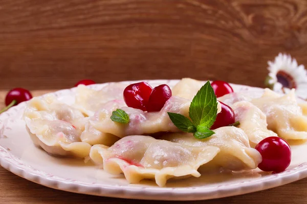 Dumplings, remplis de cerises. Varenyky, vareniki, pierogi, pyrohy - plat populaire en Europe de l'Est — Photo