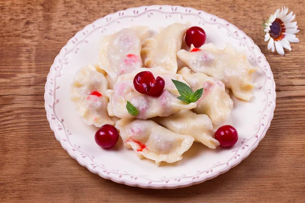 Köfte, kiraz ile dolu. Varenyky, vareniki, pierogi, pyrohy - Doğu Avrupa'nın popüler çanak