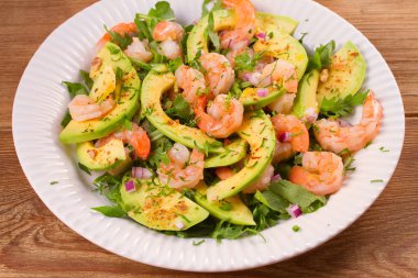 Karides salata avokado roka, yeşil soğan ve badem ile