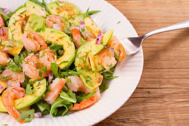 Karides salata avokado roka, yeşil soğan ve badem ile