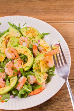 Karides salata avokado roka, yeşil soğan ve badem ile