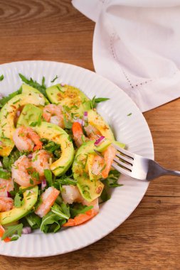 Karides salata avokado roka, yeşil soğan ve badem ile