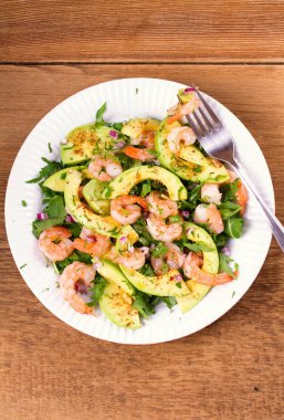 Karides salata avokado roka, yeşil soğan ve badem ile