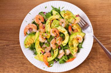 Karides salata avokado roka, yeşil soğan ve badem ile