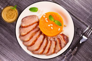 Ördek göğsü püresi kabak (veya butternut squash) ve bal hardal sosu