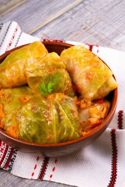 Etli lahana dolması bırakır. Lahana et, pilav ve sebze ile alır. Dolma, sarma, sarmale, golubtsy veya golabki