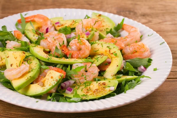 Karides salata avokado roka, yeşil soğan ve badem ile