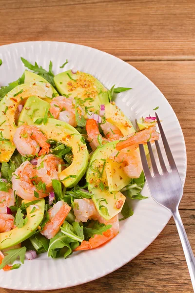 Karides salata avokado roka, yeşil soğan ve badem ile