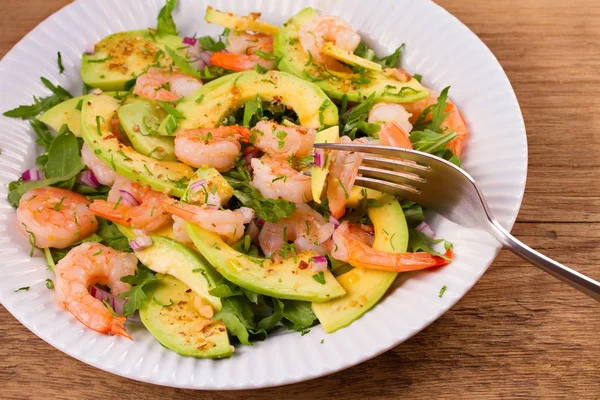 Karides salata avokado roka, yeşil soğan ve badem ile