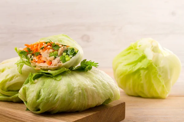 Tavuk, havuç, fıstık ve zencefil yeşil soğan yağ ile marul sarar,