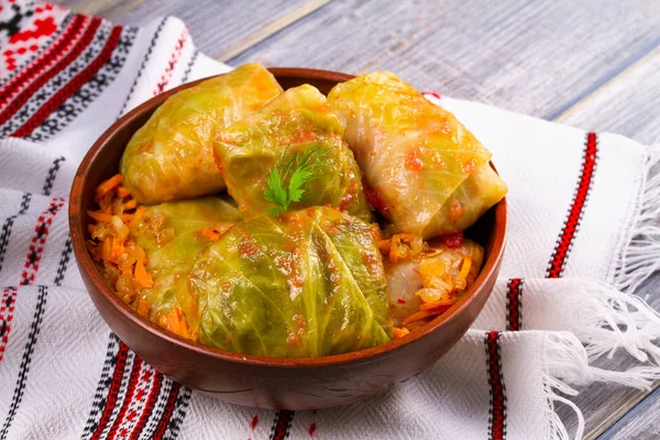 Etli lahana dolması bırakır. Lahana et, pilav ve sebze ile alır. Dolma, sarma, sarmale, golubtsy veya golabki