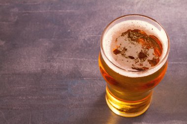 Bira gri ahşap zemin üzerine