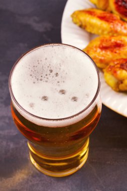 Bira ve tavuk kanatları buffalo peynir dip ile