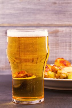 Bira ve tavuk kanatları buffalo peynir dip ile
