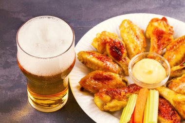 Bira ve tavuk kanatları buffalo peynir dip ile