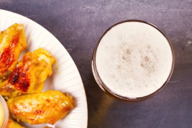 Bira ve tavuk kanatları buffalo peynir dip ile