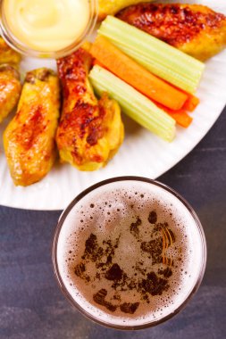 Bira ve tavuk kanatları buffalo peynir dip ile