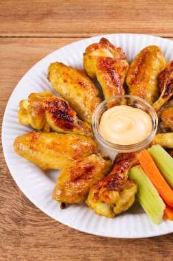 Tavuk peynir dip ile buffalo wings