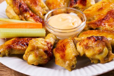 Tavuk peynir dip ile buffalo wings