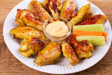 Tavuk peynir dip ile buffalo wings